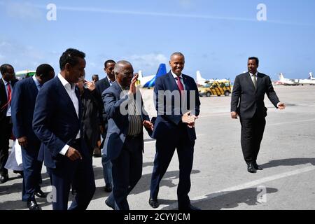 Le 20 juillet 2019, l'ambassadeur Ahmed Isse Awad, ministre somalien des Affaires étrangères, a accueilli l'ancien président sud-africain Thabo Mbeki à l'aéroport international Aden Abdulle de Mogadiscio. Mbeki a dirigé une mission de l'Union africaine en Somalie pour des consultations sur la paix et la stabilité. Banque D'Images