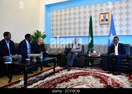 L'ancien Président en visite de l'Afrique du Sud, Thabo Mbeki (deuxième de droite), le Ministre fédéral des affaires étrangères et de la coopération internationale de la Somalie, l'Ambassadeur Ahmed ISSE Awad (à droite), le Représentant spécial du Président de la Commission de l'UA (SRCC) pour la Somalie, l'Ambassadeur Francisco Madeira (deuxième de gauche) et d'autres fonctionnaires, Rendez-vous dans le salon VIP de l'aéroport international Aden Abdulle à Mogadiscio, Somalie, le 20 juillet 2019. Le Président Mbeki a dirigé le Groupe de mise en œuvre de haut niveau de l'Union africaine, qui comprenait également des représentants de l'IGAD et de l'ONU, dans le cadre d'une mission de consultation à Soma Banque D'Images