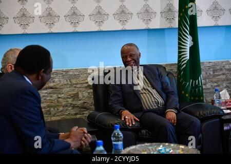 Le 20 juillet 2019, l’ancien président sud-africain Thabo Mbeki, accompagné de l’ambassadeur Francisco Madeira et d’autres responsables, s’est rencontré à l’aéroport international Aden Abdulle de Mogadiscio. Mbeki a dirigé une mission de consultation en Somalie avec des responsables de l'IGAD et de l'ONU du 20 au 22 juillet. Banque D'Images