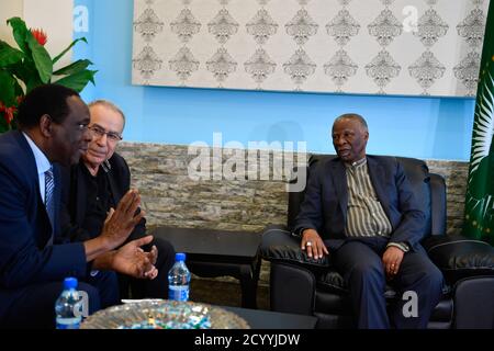 L'ancien Président de l'Afrique du Sud, Thabo Mbeki (à droite), le Représentant spécial du Président de la Commission de l'Union africaine pour la Somalie, l'Ambassadeur Francisco Madeira (à gauche) et un autre fonctionnaire, se réunissent dans le salon VIP de l'aéroport international d'Aden Abdulle à Mogadiscio (Somalie) le 20 juillet 2019. Le Président Mbeki a dirigé le Groupe de haut niveau sur la mise en œuvre de l'Union africaine, qui était également composé de représentants de l'IGAD et de l'ONU, lors d'une mission de consultation en Somalie du 20-22 au 28 juillet 2019. Banque D'Images