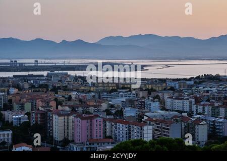 Coucher de soleil sur la ville de Cagliari, vue depuis le château de San Michele, Sardaigne, Italie Banque D'Images