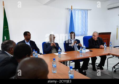 Le 20 juillet 2019, l’Ambassadeur Francisco Madeira a informé l’ancien Président sud-africain Thabo Mbeki et les responsables du Centre VIP de l’AMISOM à Mogadiscio, en Somalie, sur le processus de paix en Somalie et la stabilité régionale. Banque D'Images