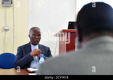 L'ancien Président de l'Afrique du Sud, Thabo Mbeki, rencontre le Représentant spécial du Président de la Commission de l'Union africaine pour la Somalie, l'Ambassadeur Francisco Madeira (retour à huis clos), au siège de la Mission de l'AMISOM à Mogadiscio (Somalie), le 21 juillet 2019. Le Président Mbeki a dirigé le Groupe de haut niveau sur la mise en œuvre de l'Union africaine, qui était également composé de représentants de l'IGAD et de l'ONU, lors d'une mission de consultation en Somalie du 20-22 au 28 juillet 2019. Banque D'Images