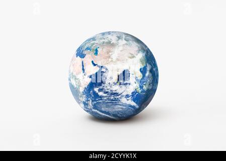 Concept de la Journée mondiale de l'environnement. Modèle globe terrestre avec ombre sur fond blanc. Éléments de cette image fournis par la NASA Banque D'Images