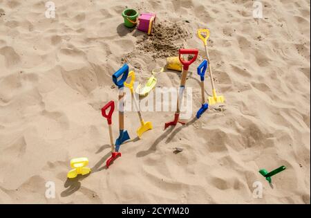 Les craies et les seaux colorés des enfants sur la plage de Fisherman’s Walk à Bournemouth . 26 juillet 2014. Photo: Neil Turner Banque D'Images