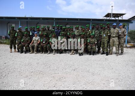 Major général Salvatore Harushimana (assis, quatrième à partir de la gauche), commandant adjoint de la force de l'AMISOM chargé du soutien et de la logistique dans une photo de groupe avec le personnel médical de l'AMISOM après la séance d'ouverture d'une conférence médicale sectorielle à Mogadiscio, Somalie, le 26 mars 2018. Banque D'Images