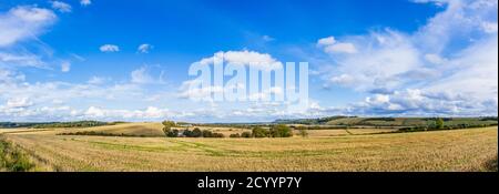 Vue panoramique sur la campagne rurale préservée du Wiltshire et les terres arables après récolte près de Great Bedwyn et Marlborough, Wiltshire, au début de l'automne Banque D'Images