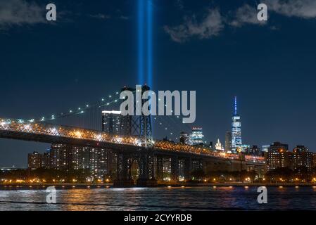 L'hommage à la lumière brille dans le ciel au-dessus de la ligne d'horizon de Manhattan le 11 septembre 2020 à New York. - l'installation artistique de 88 projecteurs marque le 19e anniversaire des 911 attaques. Banque D'Images