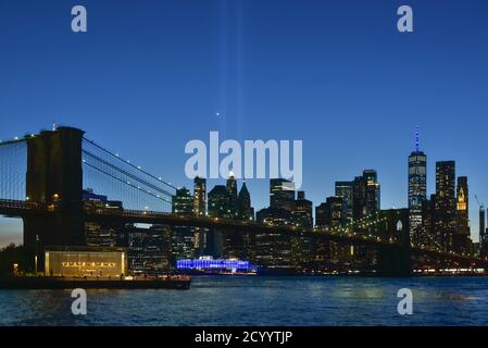 L'hommage à la lumière brille dans le ciel au-dessus de la ligne d'horizon de Manhattan le 11 septembre 2020 à New York. - l'installation artistique de 88 projecteurs marque le 19e anniversaire des 911 attaques. Banque D'Images