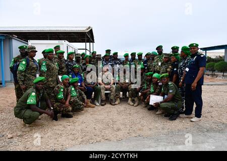 Les officiers de la coordination civilo-militaire de l'AMISOM ont pris une photo de groupe à l'issue d'un cours sur la planification de projets à Mogadiscio (Somalie), le 13 septembre 2019. Banque D'Images