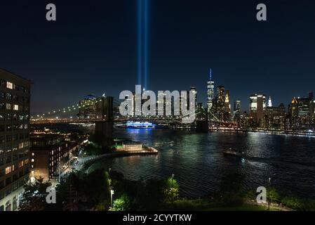 L'hommage à la lumière brille dans le ciel au-dessus de la ligne d'horizon de Manhattan le 11 septembre 2020 à New York. - l'installation artistique de 88 projecteurs marque le 19e anniversaire des 911 attaques. Banque D'Images
