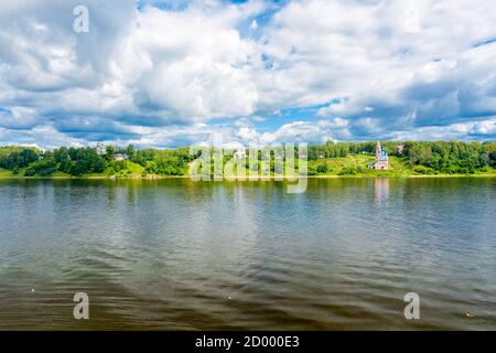 Vue de dessus du côté Romanovskaya de la ville de Tutaev et l'église Kazan-Transfiguration sur les rives du Rivière Volga Banque D'Images