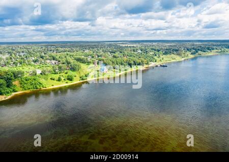 Vue de dessus du côté Romanovskaya de la ville de Tutaev et l'église Kazan-Transfiguration sur les rives du Rivière Volga Banque D'Images