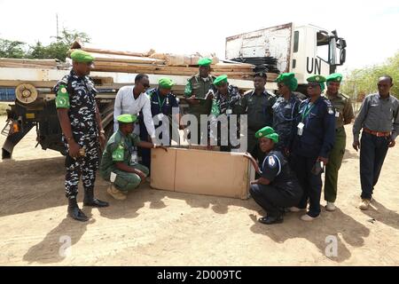 Les policiers de l'AMISOM donnent du matériel de bureau à la police de HirShabelle à Jowhar, région du Moyen-Shabelle, le 4 janvier 2020. Banque D'Images