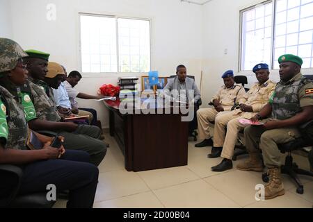 Le 11 janvier 2020, des policiers de l’AMISOM ont rencontré des responsables de l’État du Sud-Ouest à Baidoa, en Somalie, pour faire don de matériel de bureau à la force de police du Sud-Ouest. Ce don s'inscrivait dans le cadre des efforts visant à renforcer l'application de la loi locale en Somalie. Banque D'Images