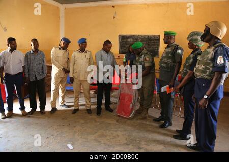 Des policiers de l’AMISOM livrent du matériel de bureau à Isak Ali Subak, ministre de la sécurité intérieure de l’État du Sud-Ouest, à Baidoa, en Somalie, le 11 janvier 2020, soutenir les opérations policières locales. Banque D'Images