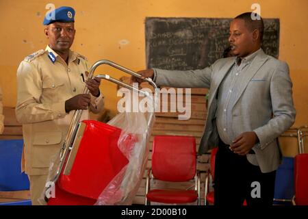 Le 11 janvier 2020, Isak Ali Subak, ministre de la sécurité intérieure de l’État du Sud-Ouest, et Mukhtar Ibrahim Ahmed, commissaire de police du district de Baidoa, reçoivent des dons de matériel de bureau de la police de l’AMISOM à Baidoa, en Somalie. Banque D'Images