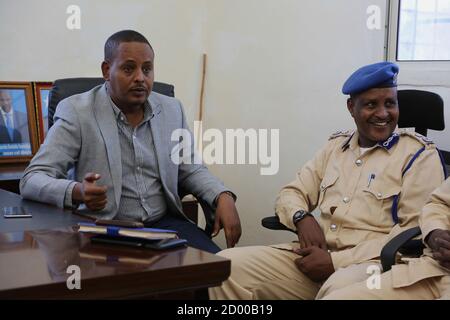 Le 11 janvier 2020, Isak Ali Subak, ministre de la sécurité intérieure de l’État du Sud-Ouest, et Mukhtar Ibrahim Ahmed, commissaire de police du district de Baidoa, ont assisté à la cérémonie de remise du matériel de bureau offert par la police de l’AMISOM à la police locale de Baidoa, en Somalie. Banque D'Images