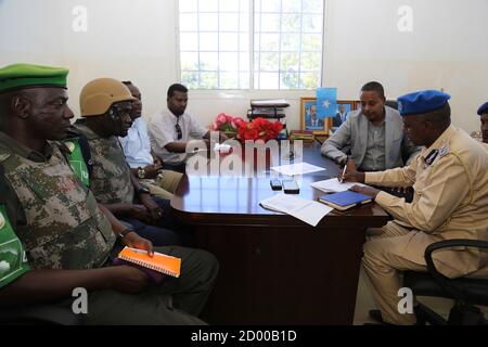 Les policiers de l'AMISOM ont rencontré des fonctionnaires de l'État du Sud-Ouest lors de la remise d'un assortiment d'équipements de bureau offert par la police de l'AMISOM à Baidoa, Somalie, le 11 janvier 2020. Banque D'Images