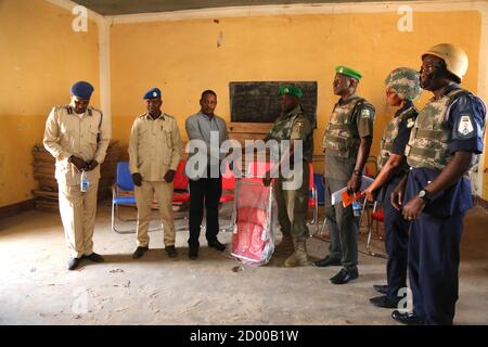 Le 11 janvier 2020, les policiers de l'AMISOM ont présenté un assortiment d'équipements de bureau à Isak Ali Subak, au ministre de la sécurité intérieure de l'État du Sud-Ouest, à Mukhtar Ibrahim Ahmed, au commissaire de police du district de Baidoa et à d'autres policiers de Baidoa, en Somalie. Banque D'Images