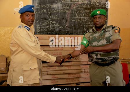 Le 11 janvier 2020, le SSP Hirga Dauda, Coordonnateur de la police de l’AMISOM pour l’État du Sud-Ouest, a livré un assortiment de matériel de bureau à la Force de police du Sud-Ouest à Baidoa, en Somalie, pour soutenir les opérations de maintien de l’ordre. Banque D'Images