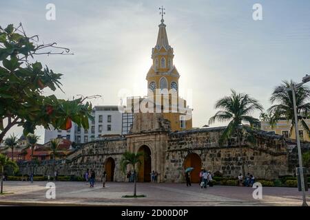 La porte historique de la tour de l'horloge avec le soleil couchant derrière, l'entrée principale dans la vieille ville fortifiée de Cartagena, Colombie. Pendant le lockdo Corona Banque D'Images
