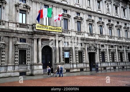 Milan, Italie. 02 octobre 2020. Milan, œuvre représentant Patrick Zaky exposée sur la façade du Palazzo Marino, sous une bannière pour Giulio Reggeni (Duilio Piaggesi/Fotogramma, MILAN - 2020-10-02) p.s. la foto e' utilizzabile nel rispetto del contento in cui e' stata scattata, e senza to diffamatoiro del decorno decorno: Agence photo indépendante/Alamy Live News Banque D'Images