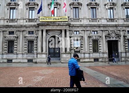 Milan, Italie. 02 octobre 2020. Milan, œuvre représentant Patrick Zaky exposée sur la façade du Palazzo Marino, sous une bannière pour Giulio Reggeni (Duilio Piaggesi/Fotogramma, MILAN - 2020-10-02) p.s. la foto e' utilizzabile nel rispetto del contento in cui e' stata scattata, e senza to diffamatoiro del decorno decorno: Agence photo indépendante/Alamy Live News Banque D'Images