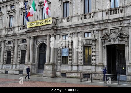 Milan, Italie. 02 octobre 2020. Milan, œuvre représentant Patrick Zaky exposée sur la façade du Palazzo Marino, sous une bannière pour Giulio Reggeni (Duilio Piaggesi/Fotogramma, MILAN - 2020-10-02) p.s. la foto e' utilizzabile nel rispetto del contento in cui e' stata scattata, e senza to diffamatoiro del decorno decorno: Agence photo indépendante/Alamy Live News Banque D'Images