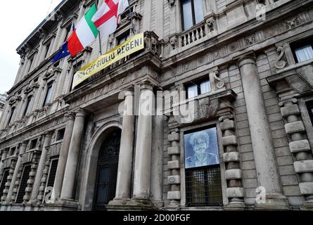 Milan, Italie. 02 octobre 2020. Milan, œuvre représentant Patrick Zaky exposée sur la façade du Palazzo Marino, sous une bannière pour Giulio Reggeni (Duilio Piaggesi/Fotogramma, MILAN - 2020-10-02) p.s. la foto e' utilizzabile nel rispetto del contento in cui e' stata scattata, e senza to diffamatoiro del decorno decorno: Agence photo indépendante/Alamy Live News Banque D'Images