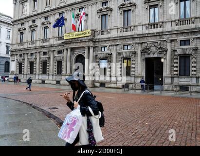 Milan, Italie. 02 octobre 2020. Milan, œuvre représentant Patrick Zaky exposée sur la façade du Palazzo Marino, sous une bannière pour Giulio Reggeni (Duilio Piaggesi/Fotogramma, MILAN - 2020-10-02) p.s. la foto e' utilizzabile nel rispetto del contento in cui e' stata scattata, e senza to diffamatoiro del decorno decorno: Agence photo indépendante/Alamy Live News Banque D'Images