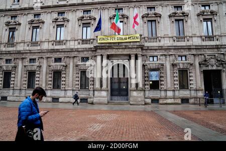 Milan, Italie. 02 octobre 2020. Milan, œuvre représentant Patrick Zaky exposée sur la façade du Palazzo Marino, sous une bannière pour Giulio Reggeni (Duilio Piaggesi/Fotogramma, MILAN - 2020-10-02) p.s. la foto e' utilizzabile nel rispetto del contento in cui e' stata scattata, e senza to diffamatoiro del decorno decorno: Agence photo indépendante/Alamy Live News Banque D'Images