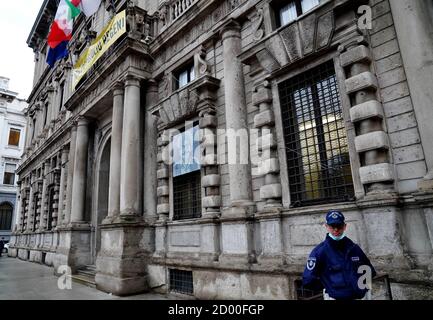 Milan, Italie. 02 octobre 2020. Milan, œuvre représentant Patrick Zaky exposée sur la façade du Palazzo Marino, sous une bannière pour Giulio Reggeni (Duilio Piaggesi/Fotogramma, MILAN - 2020-10-02) p.s. la foto e' utilizzabile nel rispetto del contento in cui e' stata scattata, e senza to diffamatoiro del decorno decorno: Agence photo indépendante/Alamy Live News Banque D'Images