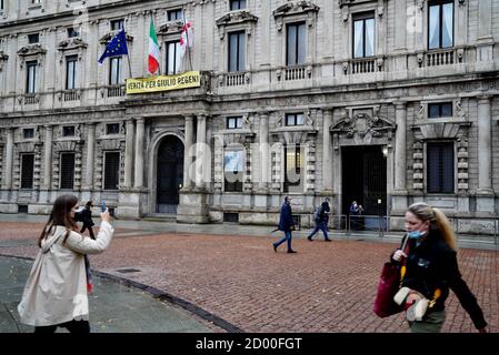 Milan, Italie. 02 octobre 2020. Milan, œuvre représentant Patrick Zaky exposée sur la façade du Palazzo Marino, sous une bannière pour Giulio Reggeni (Duilio Piaggesi/Fotogramma, MILAN - 2020-10-02) p.s. la foto e' utilizzabile nel rispetto del contento in cui e' stata scattata, e senza to diffamatoiro del decorno decorno: Agence photo indépendante/Alamy Live News Banque D'Images