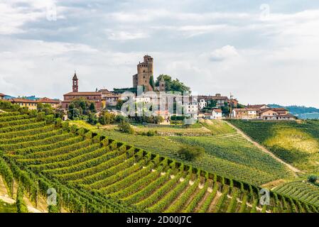 Les Langhe sont un territoire géographique ou une sous-zone du Piémont inférieur, situé entre les provinces de Cuneo et Asti, composé d'un hil étendu Banque D'Images