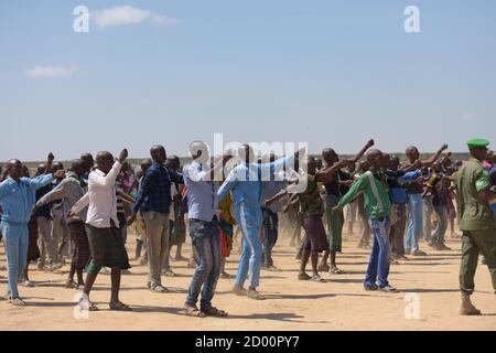 La police d'État HirShabelle recrute lors d'une parade lors d'une formation à Jowhar, en Somalie, le 22 novembre 2018. Au total, 200 recrues suivent une formation de base de la police, facilitée par des agents de police affectés dans le cadre de la Mission de l'Union africaine en Somalie (AMISOM), à Jowhar, en Somalie, le 22 novembre 2018. Banque D'Images