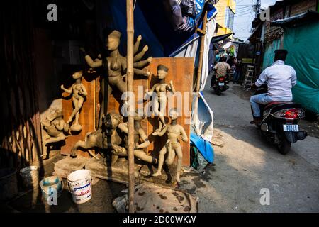 Durga idoles étant gardés dans la rue de Kumartuli, Kolkata à des fins d'exposition et de vente Banque D'Images