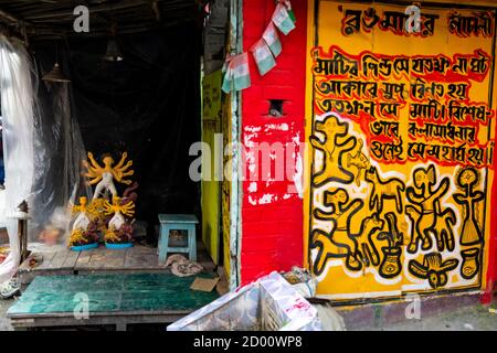 Durga idoles étant gardés dans la rue de Kumartuli, Kolkata à des fins d'exposition et de vente Banque D'Images