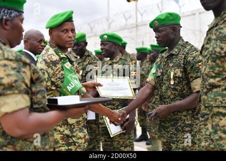 Le général de division Salvatore Harushimana, commandant adjoint de la Mission de l'Union africaine en Somalie (AMISOM), remet un certificat à un officier militaire de l'AMISOM lors d'une cérémonie de remise des médailles à Mogadiscio (Somalie), le 17 avril 2018. Banque D'Images