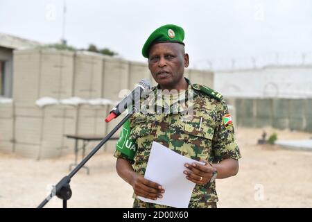 Le général de division Salvatore Harushimana, commandant adjoint de la Mission de l'Union africaine en Somalie (AMISOM), s'exprime lors d'une cérémonie de remise de médailles à des officiers militaires ougandais qui ont achevé leur mission d'un an dans le cadre de la Mission de l'Union africaine en Somalie (AMISOM), le 17 avril 2018. Banque D'Images