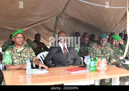 Le général de division Salvatore Harushimana, commandant adjoint de la Mission de l'Union africaine en Somalie (AMISOM) et le général de division Nathan Mugisha, ambassadeur adjoint de l'Ouganda en Somalie, ainsi que d'autres officiers militaires, Assister à une cérémonie de remise des médailles pour les soldats ougandais qui ont achevé leur mission d'un an dans le cadre de la Mission de l'Union africaine en Somalie (AMISOM), le 17 avril 2018. Banque D'Images