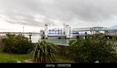 Fromentine, Vendée, France - 28 septembre 2020 : ferry en attente pour les passagers au terminal de ferry de Fromentine, le jour de l'automne Banque D'Images