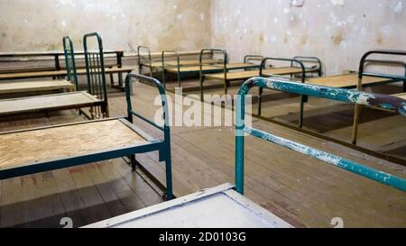 Vider les cellules de la prison. Intérieur de la prison. Porte en métal protéger le prisonnier de l'intérieur pour s'échapper. Concept de limitation de la liberté. Banque D'Images