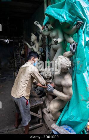 Les artistes de Kumartuli sont impliqués dans leur travail de fabrication Durga idoles pour le prochain grand festival du Bengale Banque D'Images