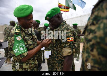 Le général de division Salvatore Harushimana, commandant adjoint de la Mission de l'Union africaine en Somalie (AMISOM), a attribué une médaille à un officier militaire de l'AMISOM lors d'une cérémonie de remise des médailles à Mogadiscio (Somalie), le 17 avril 2018. Banque D'Images