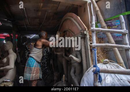 Les artistes de Kumartuli sont impliqués dans leur travail de fabrication Durga idoles pour le prochain grand festival du Bengale Banque D'Images