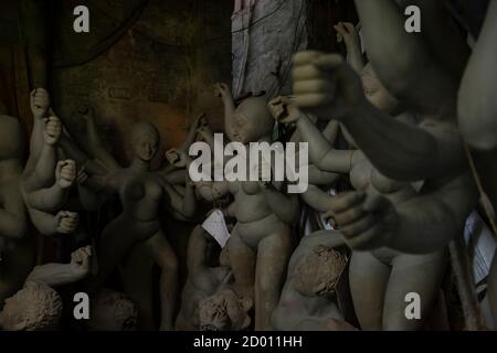 Durga idoles étant préparées pour le plus grand festival du Bengale occidental dans la région de Kumartuli, également connu comme le centre des potiers de Calcutta Banque D'Images