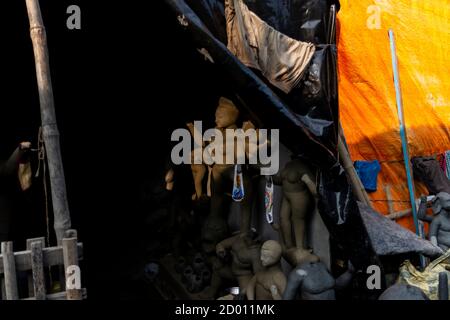 Durga idoles étant préparées pour le plus grand festival du Bengale occidental dans la région de Kumartuli, également connu comme le centre des potiers de Calcutta Banque D'Images