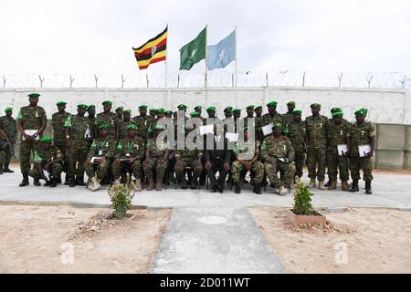 Le général de division Salvatore Harushimana, commandant adjoint de la Force de la Mission de l'Union africaine en Somalie (AMISOM) et le général de division Nathan Mugisha, ambassadeur adjoint de l'Ouganda en Somalie, ainsi que d'autres officiers militaires, posent pour une photo de groupe avec des officiers militaires ougandais qui ont terminé leur tournée d'un an en Somalie, Le 17 avril 2018. Banque D'Images