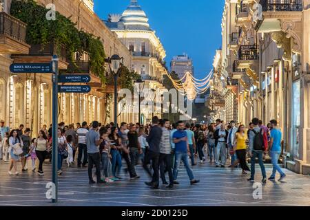 Piétons sur Nizami street dans le centre de Bakou. La rue est nommée d'après le poète Nizami Ganjavi classique. Banque D'Images